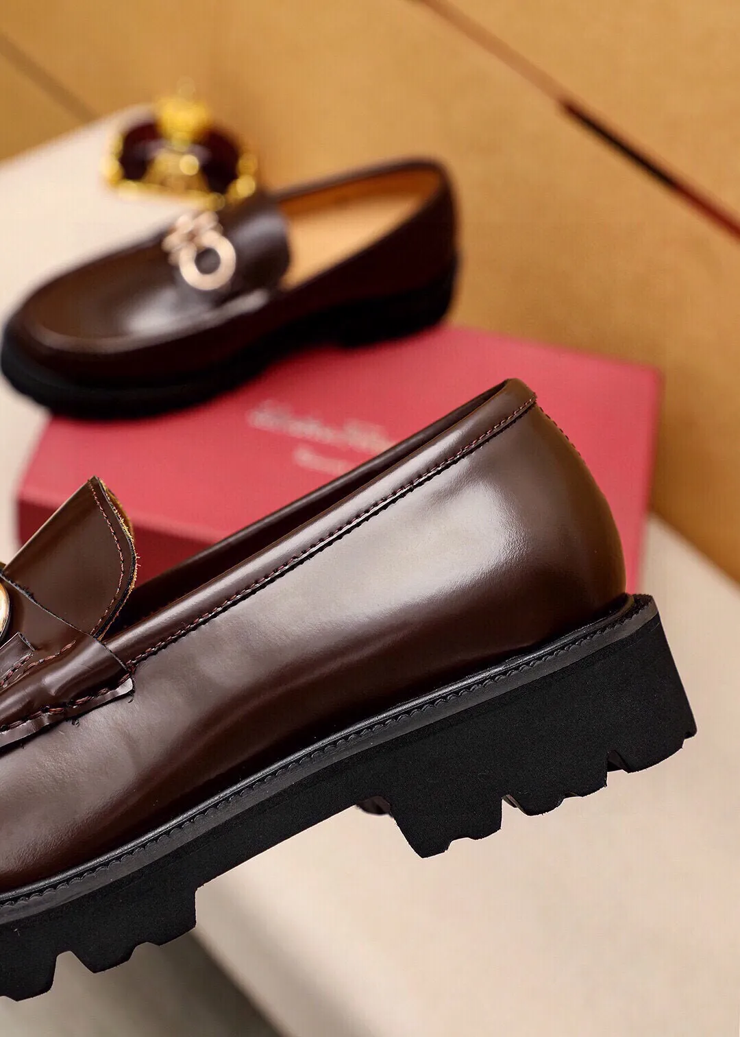 Men's shoes 💰580 💐 Product trademark: Ferragamo "Ferragamo" casual leather shoes Regular size: 38-44 (45.46🉑️customized) Product materials: Selected imported first-layer open-edge beaded cowhide leather upper + luxury hardware buckle, imported water-dyed cowhide leather lining. Strong three-dimensional visual effect, original outsole color: 4⃣️seed leather materials available